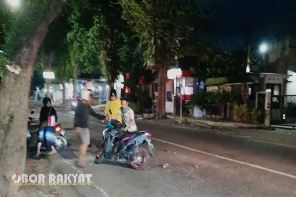 Bondowoso, Obor Rakyat – Seorang pengendara motor Honda Vario mengalami kecelakaan tunggal akibat menghindari jalan berlubang di Jalan Imam Bonjol, Kelurahan Kademangan, Kecamatan Bondowoso, tepatnya di depan kantor Dinas Kesehatan (Dinkes) Bondowoso, Kamis (19/6/2025), sore.
