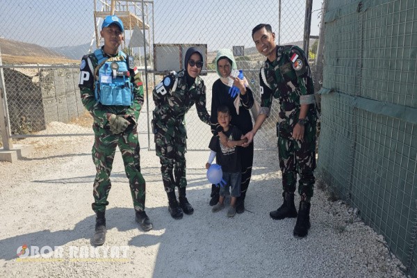 Lebanon, Obor Rakyat – Kepedulian dan profesionalisme ditunjukkan oleh Tim Kesehatan Lapangan (Keslap) Satgas SEMPU XXV-Q TNI saat memberikan pertolongan cepat kepada seorang warga sipil Lebanon yang mengalami luka. Aksi cepat tanggap ini dipimpin oleh Sertu Ahmad Romadhon bersama Sertu (K) Andriyani Lutfiathul, yang langsung turun ke lokasi begitu menerima laporan dari masyarakat sekitar.