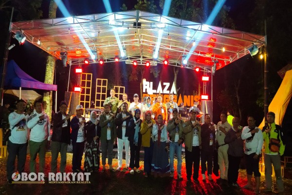 Situbondo, Obor Rakyat – Wisata alam Plaza Rengganis yang berada di kawasan hutan petak 6i RPH Sumbermalang, BKPH Besuki, KPH Bondowoso, kembali menggeliat setelah sempat terbengkalai selama beberapa tahun. Terletak di ketinggian 1.850 meter di atas permukaan laut (MDPL), kawasan ini menawarkan panorama alam yang masih murni, menjadi daya tarik kuat bagi wisatawan domestik maupun mancanegara.