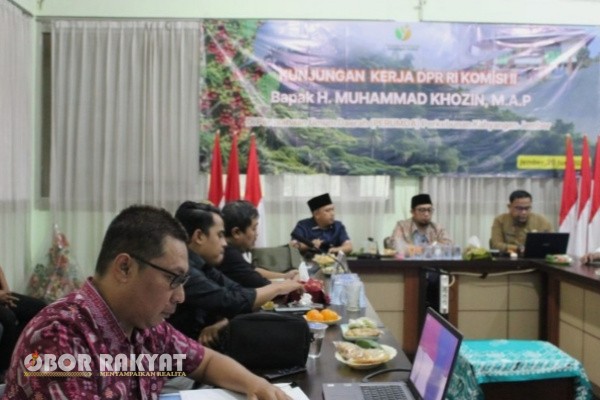 Jember, Obor Rakyat – Perumda Perkebunan Kahyangan Jember terus melakukan transformasi dengan menambah komoditas baru berupa tanaman tebu. Inovasi ini mendapat perhatian langsung dari Anggota Komisi II DPR RI, Mohammad Khozim, dalam kunjungan kerjanya ke kantor Perumda Kahyangan, Jumat (21/6/2025).