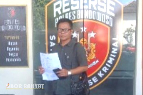Bondowoso, Obor Rakyat – Dugaan kasus penipuan bermodus bantuan alat dan mesin pertanian (alsintan) mencuat di Kabupaten Bondowoso. Tiga orang terlapor berinisial SA, DB, dan IM resmi dilaporkan ke pihak kepolisian oleh kuasa hukum korban, setelah somasi tidak diindahkan. Laporan tersebut teregister dalam nomor STTLPM/394/V/2025/SPKT/Polres Bondowoso, pada Senin (23/6/2025).