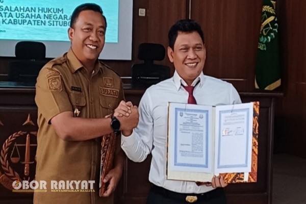 Situbondo, Obor Rakyat – Pemerintah Kabupaten (Pemkab) Situbondo menjalin kerja sama strategis dengan Kejaksaan Negeri (Kejari) Situbondo melalui penandatanganan Nota Kesepakatan Bersama (MoU) terkait Penanganan Masalah Hukum di Bidang Perdata dan Tata Usaha Negara (TUN), Senin (23/6/2025).