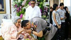 Kapolri Hadiri Perayaan Ulang Tahun ke-100 Ny. Meriyati Hoegeng di Depok, Simbol Penghormatan atas Nilai Keteladanan