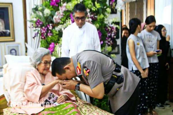 Depok, Obor Rakyat – Kepala Kepolisian Negara Republik Indonesia (Kapolri) Jenderal Polisi Drs. Listyo Sigit Prabowo menghadiri secara langsung perayaan ulang tahun ke-100 Ny. Meriyati Hoegeng, istri dari almarhum Jenderal Polisi (Purn) Hoegeng Iman Santoso, di kawasan Pesona Khayangan, Depok, Jawa Barat, Senin (23/6/2025).