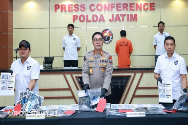 Surabaya, Obor Rakyat – Direktorat Reserse Siber (Ditreskrimsus) Polda Jawa Timur berhasil mengungkap kasus penipuan siber bermodus manipulasi data pribadi yang melibatkan platform e-commerce Shopee Affiliate. Seorang pelaku berinisial TD (38), warga Nganjuk, Jawa Timur, ditangkap karena menyalahgunakan ratusan identitas warga tanpa izin.