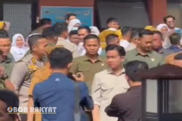 Bondowoso, Obor Rakyat – Wakil Presiden Republik Indonesia, Gibran Rakabuming Raka, melanjutkan agenda kunjungan kerjanya di Jawa Timur dengan meninjau langsung layanan kesehatan di Puskesmas Sempol, Kecamatan Ijen, Kabupaten Bondowoso, Selasa (24/6/2025).
