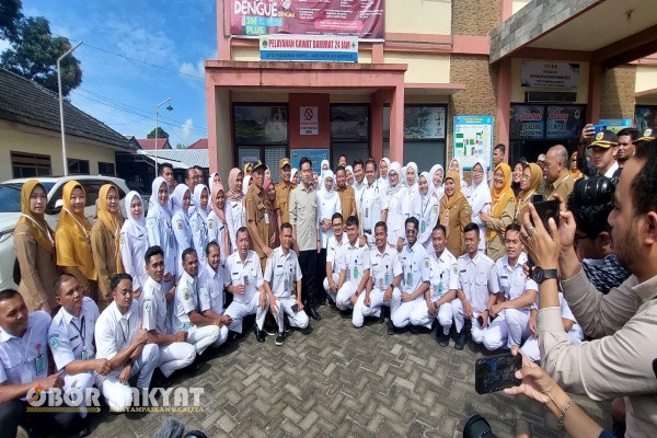 Bondowoso, Obor Rakyat – Wakil Presiden (Wapres) RI Gibran Rakabuming Raka meninjau langsung pelaksanaan program Cek Kesehatan Gratis (CKG) di Puskesmas Sempol, Kecamatan Ijen, Kabupaten Bondowoso, Jawa Timur, Selasa (24/6/2025).
