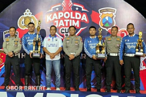 Tim bulutangkis Polres Probolinggo berhasil meraih Juara 3 dalam Kejuaraan Bulutangkis Kapolda Jatim Cup 2025, sementara tim Patroli Jalan Raya (PJR) Satlantas Polres Probolinggo menyabet Juara 2 di ajang Lomba Safety Riding Polda Jatim.