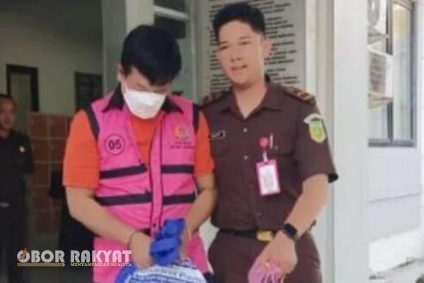 Lamongan, Obor Rakyat — Setelah menghilang selama hampir dua tahun, seorang konsultan proyek berinisial AM akhirnya berhasil diamankan oleh Kejaksaan Negeri (Kejari) Lamongan.