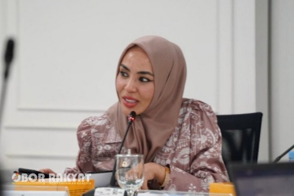 Jakarta, Obor Rakyat – Praktik penahanan ijazah oleh perusahaan kembali menjadi sorotan publik usai sidak mengejutkan dari Wakil Menteri Ketenagakerjaan, Emanuel Ebenezer, yang membongkar kasus di lapangan. Menyusul polemik tersebut, Anggota DPR RI, Ranny Fahd A Rafiq, menyuarakan kritik tajam yang menyebut praktik itu sebagai bentuk perbudakan modern dan neo-feodalisme korporat.
