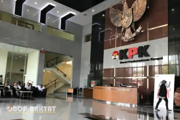 Jakarta, Obor Rakyat – Pengacara muda asal Situbondo, Mahfud, kembali mencuri perhatian publik usai menghadap penyidik Komisi Pemberantasan Korupsi (KPK) di Jakarta, Senin (23/6/2025), lalu.