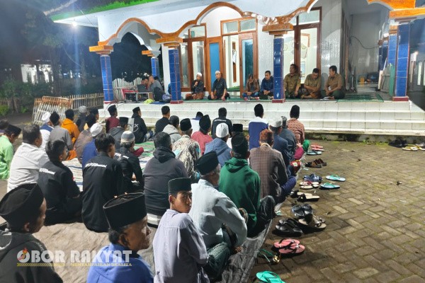 Bondowoso, Obor Rakyat – Produksi getah pinus di wilayah Perum Perhutani KPH Bondowoso terus menjadi andalan utama setelah produksi kayu. Hasil olahan getah pinus berupa gondorukem dan terpentin berkualitas ekspor menjadi penyumbang pendapatan besar bagi perusahaan plat merah ini.