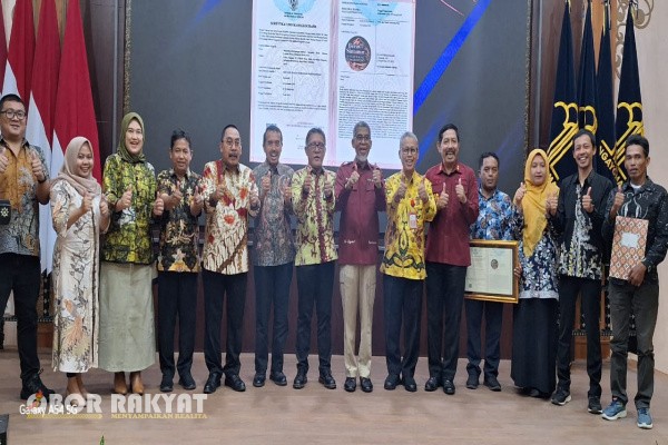 Bondowoso, Obor Rakyat – Program unggulan Bupati Bondowoso, Abdul Hamid Wahid di sektor pertanian, khususnya pembangunan dan perbaikan sistem irigasi, mulai menunjukkan dampak nyata. Salah satu indikator keberhasilannya adalah diraihnya Sertifikat Indikasi Geografis (IG) dari Kementerian Hukum dan Hak Asasi Manusia (Kemenkumham) RI, Kamis (26/6/2025).