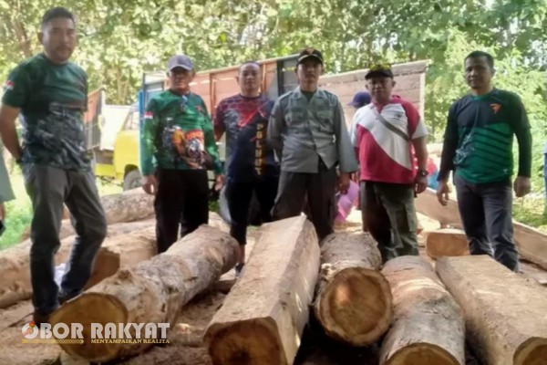 Banyuwangi, Obor Rakyat – Upaya penyelamatan hutan dari praktik ilegal terus digencarkan. Pada Selasa, 24 Juni 2025 lalu, petugas gabungan dari Polisi Hutan Mobile (Polhutmob) Perhutani KPH Banyuwangi Selatan dan Unit Reskrim Polsek Pesanggaran berhasil mengamankan 72 batang kayu jati gelondongan yang diduga hasil pembalakan liar.