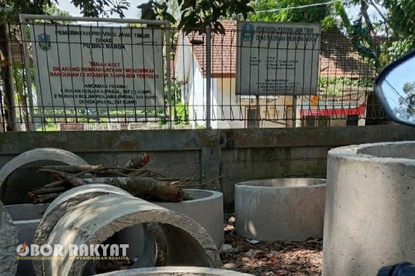Bondowoso, Obor Rakyat – Kantor Unit Pelaksana Teknis (UPT) Dinas Bina Marga Provinsi Jawa Timur (Jatim) yang berada di Jalan Jember, Kabupaten Bondowoso, kini dialihfungsikan menjadi tempat penampungan bahan material bangunan.
