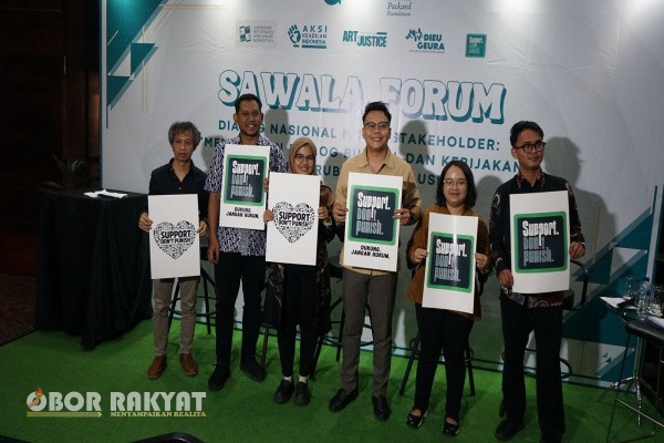Jakarta, Obor Rakyat – Dalam momentum peringatan Hari Narkotika Internasional 2025, Jaringan Reformasi Kebijakan Narkotika (JRKN) Cabang Surabaya menegaskan perlunya perubahan fundamental dalam kebijakan penanganan narkotika di Indonesia. JRKN menyuarakan kritik keras terhadap pendekatan hukum yang masih menjadikan pengguna narkotika sebagai pelaku kriminal, bukan individu yang memerlukan layanan kesehatan.