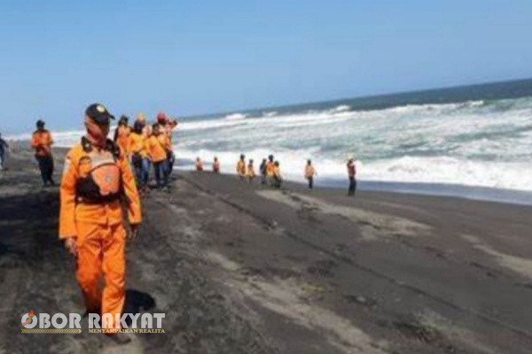 Jember, Obor Rakyat – Seorang siswa SMK Perikanan dan Kelautan Puger, Kabupaten Jember, dilaporkan hilang saat mengikuti Praktik Kerja Lapangan (PKL) di perairan Juwana, Kabupaten Pati, Jawa Tengah. Siswa bernama Badrus Sholeh (17) tersebut diduga hilang di laut saat berada di atas kapal milik PT Pancuran Samudra Nusantara.