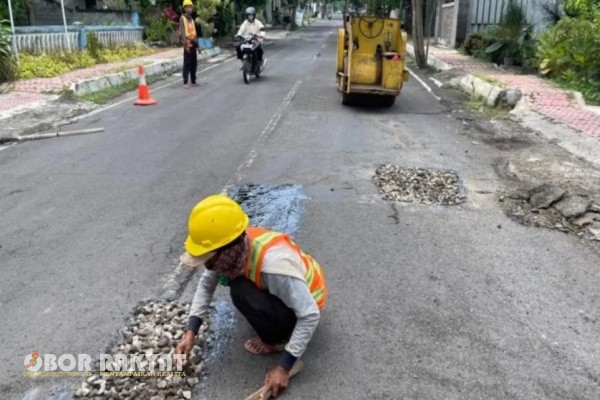 Bondowoso, Obor Rakyat – Pemerintah Kabupaten (Pemkab) Bondowoso melalui Dinas Bina Sumber Daya dan Bina Konstruksi (BSBK) mulai melakukan penambalan sejumlah ruas jalan berlubang, khususnya di wilayah perkotaan.