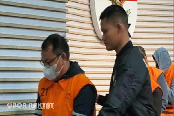 Jakarta, Obor Rakyat – Komisi Pemberantasan Korupsi (KPK) resmi menahan Kepala Dinas Pekerjaan Umum dan Penataan Ruang (PUPR) Provinsi Sumatera Utara, Topan Ginting, bersama empat tersangka lainnya terkait kasus dugaan suap proyek infrastruktur jalan. Penahanan dilakukan usai operasi tangkap tangan (OTT) di wilayah Sumut pada Kamis (26/6/2025) malam.
