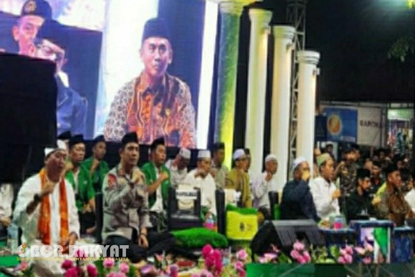 Situbondo, Obor Rakyat – Ribuan jamaah memadati Jalan PB Sudirman, tepat di depan Mapolres Situbondo, dalam kegiatan bertajuk “Polres dan Ansor Bersholawat”, Sabtu malam (28/6/2025).