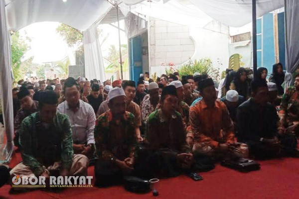 Bondowoso, Obor Rakyat – Dalam rangka menyambut Tahun Baru Islam 1 Muharram 1447 Hijriah, Forum Komunikasi Diniyah Takmiliyah (FKDT) Kabupaten Bondowoso menggelar kegiatan doa bersama, pembacaan Rotibul Haddad, dan Khotmil Qur’an secara serentak di seluruh Madrasah Diniyah (Madin) se-Kabupaten Bondowoso, Sabtu (28/6/2025).
