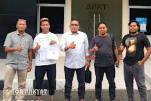 Jakarta, Obor Rakyat – Seorang warga Silungkang, Kota Sawahlunto, Provinsi Sumatera Barat, bernama Rahmat EP, melaporkan dugaan pemerasan dan pengancaman yang dilakukan oleh sejumlah oknum yang mengaku sebagai wartawan.