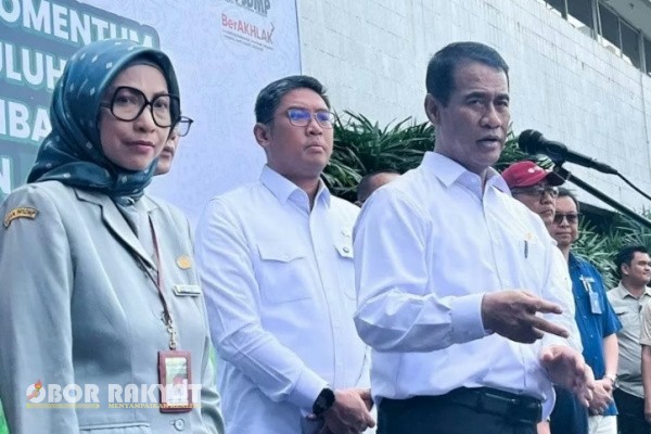 Jakarta, Obor Rakyat – Menteri Pertanian (Mentan) Andi Amran Sulaiman menegaskan akan menutup seluruh kios pengecer pupuk subsidi yang menjual di atas Harga Eceran Tertinggi (HET) di seluruh Indonesia. Langkah tegas ini diambil untuk melindungi petani dari praktik curang dan permainan harga oleh oknum pengecer nakal.