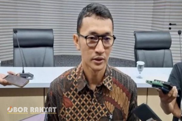 Jakarta, Obor Rakyat – Komisi Pemberantasan Korupsi (KPK) resmi mencegah 13 orang bepergian ke luar negeri dalam proses penyidikan dugaan tindak pidana korupsi proyek pengadaan mesin Electronic Data Capture (EDC) di Bank Rakyat Indonesia (BRI). Nilai proyek ini mencapai Rp 2,1 triliun dan diduga terjadi dalam rentang waktu 2020 hingga 2024.