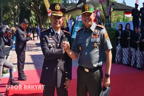 Bondowoso, Obor Rakyat – Peringatan Hari Ulang Tahun (HUT) Bhayangkara ke-79 yang jatuh pada 1 Juli 2025, menjadi momentum penguatan sinergi antara Kepolisian Republik Indonesia (Polri), dan berbagai elemen masyarakat. Di Kabupaten Bondowoso, upacara dipusatkan di Alun-Alun Ki Bagus Asra (Kironggo), dengan mengusung tema nasional “Polri untuk Masyarakat”.