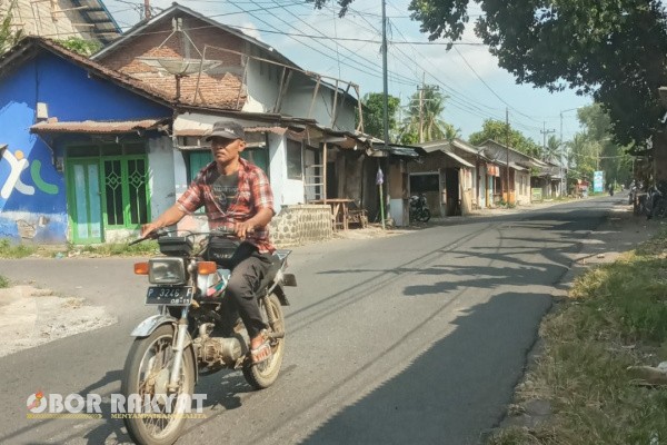 Bondowoso, Obor Rakyat – Sejumlah bangunan permanen berupa rumah dan warung di Jalan Raya menuju Kantor Desa Kapuran, Kecamatan Wonosari, Kabupaten Bondowoso, menuai sorotan publik.