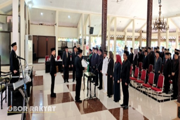 Bondowoso, Obor Rakyat – Bupati Bondowoso, Abdul Hamid Wahid, resmi melantik tujuh pejabat administrator di lingkungan Pemerintah Kabupaten Bondowoso. Prosesi pelantikan digelar di Pendopo Bupati pada Kamis (3/7/2025).