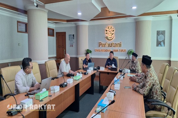 Surabaya, Obor Rakyat – SMK 1 Ibrahimy Sukorejo terus menunjukkan komitmennya dalam mencetak generasi profesional di bidang kehutanan. Sebagai satu-satunya sekolah menengah kejuruan di Situbondo yang memiliki jurusan kehutanan sejak berdiri pada tahun 2016, lembaga pendidikan di bawah naungan Pondok Pesantren Salafiyah Syafi’iyah Sukorejo ini kini melangkah lebih maju melalui kerja sama strategis dengan Perum Perhutani Divisi Regional (Divre) Jawa Timur.