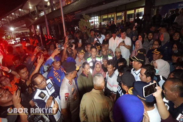Banyuwangi, Obor Rakyat – Tragedi tenggelamnya KMP Tunu Pratama Jaya di Perairan Selat Bali mengundang perhatian serius pemerintah pusat dan aparat penegak hukum. Menteri Perhubungan Dudy Purwagandhi bersama Kapolda Jawa Timur Irjen Pol Nanang Avianto dan Kakorpolairud meninjau langsung proses evakuasi dan pencarian korban di Pelabuhan Ketapang, Jumat (4/7/2025).