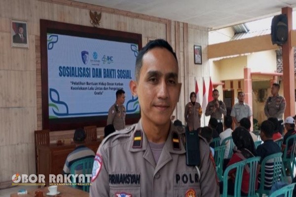 Jember, Obor Rakyat – Untuk meningkatkan kesadaran masyarakat terkait keselamatan berkendara dan penanganan kecelakaan, Satlantas Polres Jember bekerja sama dengan Jasa Raharja dan Rumah Sakit Kaliwates menggelar kegiatan sosialisasi dan bakti sosial bertema "Pelatihan Bantuan Hidup Korban Kecelakaan Lalu Lintas dan Pengobatan Gratis" di Desa Glagahwero, Kecamatan Kalisat, Kabupaten Jember.