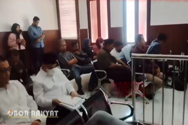 Surabaya, Obor Rakyat – Fakta baru terungkap dalam sidang lanjutan kasus dugaan korupsi proyek infrastruktur Dinas PUPR Kabupaten Situbondo. Nama Bupati Situbondo, Karna Suswandi, kembali disebut terlibat dalam pengaturan proyek senilai miliaran rupiah.