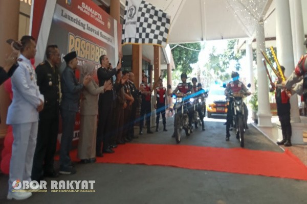 Situbondo, Obor Rakyat – Dalam rangka memperingati Hari Bhayangkara ke-79, Polres Situbondo di bawah naungan Polda Jawa Timur memperkenalkan dua program inovatif yang menekankan sisi kemanusiaan dan pelayanan sosial, yakni Pasabber (Pasukan Samapta Berbagi) dan Padi Berkah (Patroli Dialogis Sambil Bersedekah).
