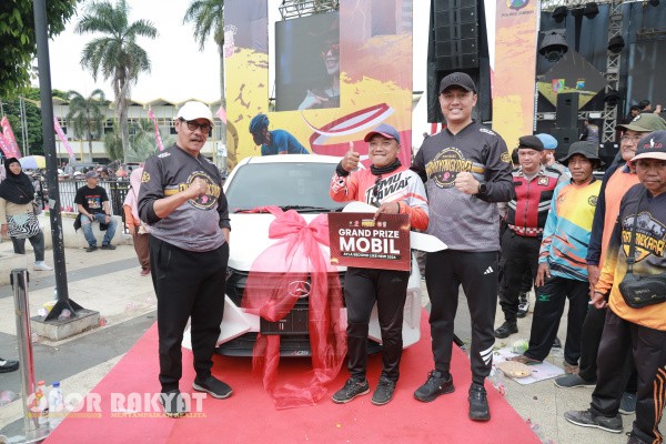 Jember, Obor Rakyat – Puncak peringatan Hari Bhayangkara ke-79 tahun 2025 di Kabupaten Jember berlangsung meriah dan penuh semangat kebersamaan. Ribuan peserta dari berbagai daerah memadati Alun-Alun Nusantara Jember, Minggu pagi (6/7/2025), untuk mengikuti Pagi Ceria Fun Bike, sebuah kegiatan gowes santai yang menjadi penutup rangkaian perayaan HUT Bhayangkara.