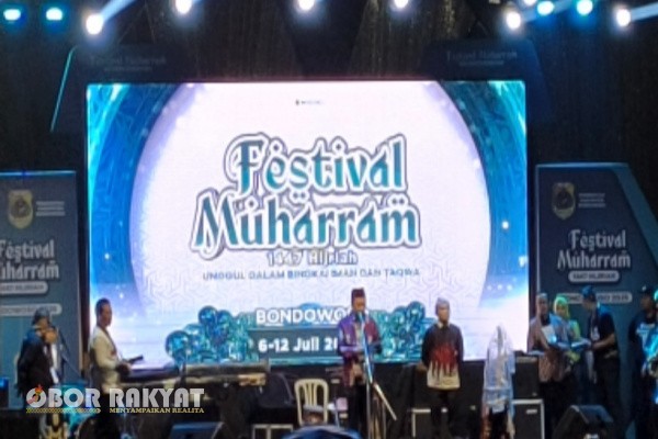 Bondowoso, Obor Rakyat – Pemerintah Kabupaten (Pemkab) Bondowoso kembali menggelar Festival Muharram 1447 Hijriah pada tahun 2025. Kegiatan yang menjadi agenda rutin tahunan ini berlangsung meriah meski sempat diguyur hujan deras saat pembukaan, Minggu malam (6/7/2025), di Alun-alun Raden Bagus Asra.