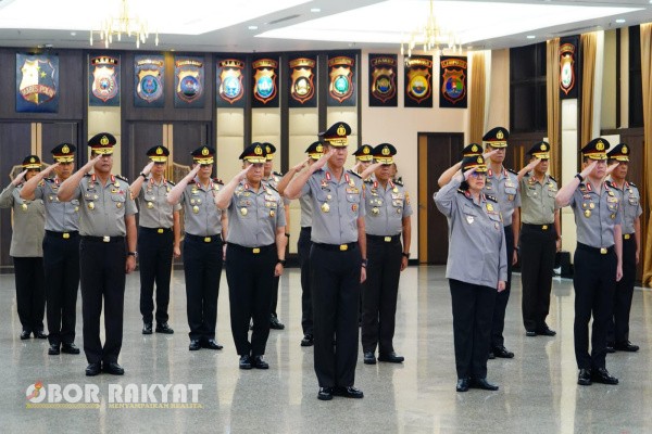 Jakarta, Obor Rakyat – Sebanyak 17 Perwira Tinggi (Pati) Polri resmi mendapat kenaikan pangkat satu tingkat lebih tinggi berdasarkan Keputusan Presiden (Keppres) Nomor 54/polri/Tahun 2025 yang ditandatangani pada 2 Juli 2025. Kenaikan pangkat ini mencerminkan apresiasi atas dedikasi dan integritas para perwira tinggi dalam menjaga keamanan dan ketertiban nasional.
