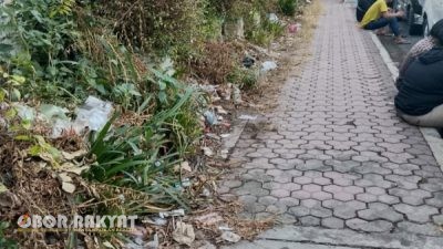 Kawasan Sekitar RS Bhayangkara Bondowoso Kumuh, Warga Keluhkan Sampah dan Trotoar Rusak