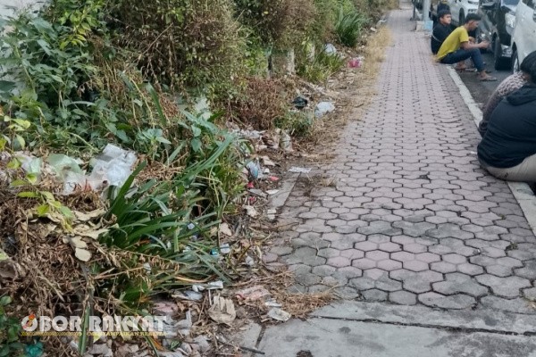 Bondowoso, Obor Rakyat – Kondisi memprihatinkan tampak di sepanjang Jalan Jenderal Polisi Sucipto Judodiharjo, tepatnya dari arah selatan RS Bhayangkara menuju kantor Bank Jatim di Kelurahan Purbosari, Kecamatan Bondowoso.