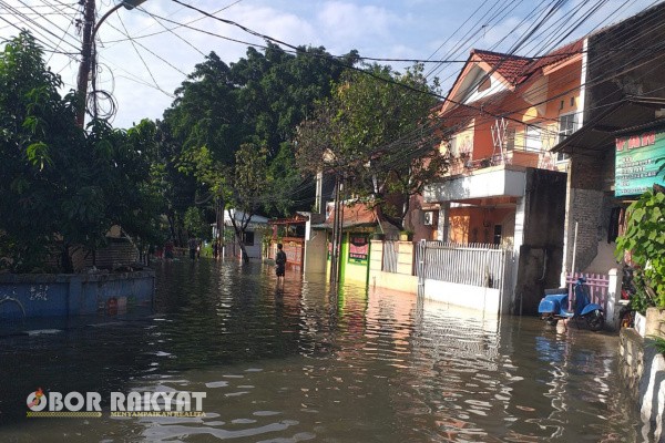 Jakarta, Obor Rakyat – Banjir setinggi 80 cm hingga 1 meter merendam kawasan padat penduduk di Kelurahan Kampung Makasar, Kecamatan Makasar, Jakarta Timur, usai tanggul kali jebol pada Senin (7/7/2025).