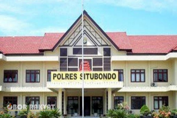 Situbondo, Obor Rakyat – Seorang pengacara senior asal Besuki, H. Ricky Ricardo H Allen, secara resmi melayangkan surat pengaduan kepada Kapolres Situbondo AKBP Rezi Dharmawan. Surat yang dikirim pada tanggal 4 Juli 2025 itu berisi laporan dugaan tindak pidana pemalsuan keterangan dalam akta autentik serta penyerobotan tanah yang terdampak proyek pembangunan Tol Probolinggo–Banyuwangi (Probowangi) di wilayah Besuki, Kabupaten Situbondo.