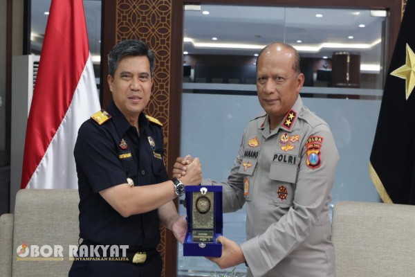 Surabaya, Obor Rakyat – Dalam upaya memperkuat pengawasan terhadap peredaran barang ilegal, Kepolisian Daerah Jawa Timur (Polda Jatim) menjalin sinergi dengan Direktorat Jenderal Bea dan Cukai (DJBC) Jatim I. Kolaborasi ini dibahas dalam audiensi resmi di Mapolda Jatim, Senin (8/7/2025), yang dihadiri langsung oleh Kapolda Jatim Irjen Pol Drs. Nanang Avianto, M.Si., dan Kakanwil DJBC Jatim I Untung Basuki.