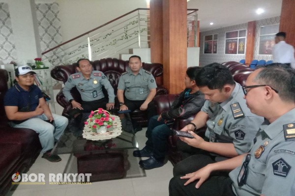 Jember, Obor Rakyat – Kantor Imigrasi Kelas I TPI Jember terus berinovasi dalam memberikan layanan keimigrasian bagi masyarakat, baik Warga Negara Indonesia (WNI) maupun Warga Negara Asing (WNA). Melalui sejumlah layanan digital dan inovatif, Imigrasi Jember berkomitmen memberikan pelayanan yang mudah, cepat, dan humanis.