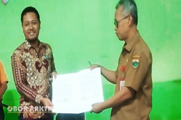 Bondowoso, Obor Rakyat – Pemerintah Kabupaten (Pemkab) Bondowoso melalui Dinas Pertanian dan Ketahanan Pangan (DPKP) resmi menandatangani Perjanjian Kerja Sama (PKS) dengan PT Seven Oceans Agro Industry. Kerja sama ini bertujuan mengelola limbah pertanian dan peternakan seperti kotoran hewan (kohe), urine ternak, dan limbah organik lainnya menjadi pupuk organik ramah lingkungan.