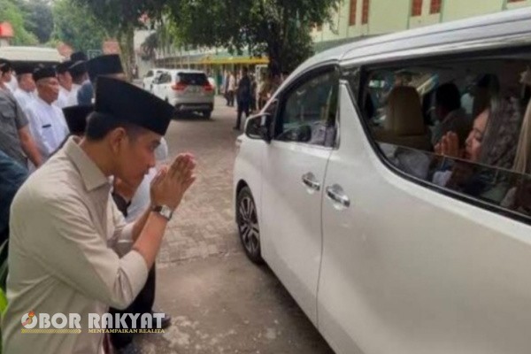 Yogyakarta, Obor Rakyat – Wakil Presiden RI Gibran Rakabuming Raka menunjukkan sikap sopan saat menolak secara halus tawaran Ketua Komisi IV DPR RI, Siti Hediati Hariyadi atau Titiek Soeharto, yang hendak mengantarnya ke mobil dinas.