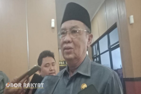 Bondowoso, Obor Rakyat – Pemerintah pusat memangkas anggaran sebesar Rp65 miliar untuk sektor pembangunan jalan di Kabupaten Bondowoso. Ketua DPRD Bondowoso, Ahmad Dhafir, menyebut pemangkasan ini menjadi tantangan serius, namun tetap ada peluang solusi yang bisa dioptimalkan pemerintah daerah.