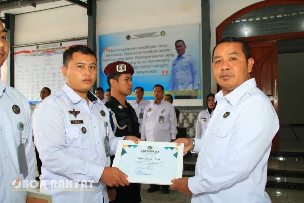 Banyuwangi, Obor Rakyat – Empat pegawai Lembaga Pemasyarakatan (Lapas) Kelas IIA Banyuwangi menerima penghargaan langsung dari Kepala Lapas usai berhasil menggagalkan upaya penyelundupan handphone ke dalam lingkungan lapas.