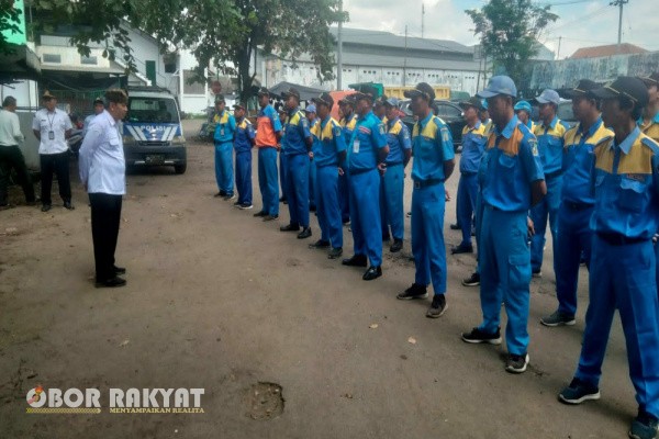 Banyuwangi, Obor Rakyat – Dinas Perhubungan (Dishub) Kabupaten Banyuwangi menggelar pembinaan terhadap puluhan juru parkir (jukir) di wilayah Kecamatan Rogojampi, Rabu (9/7/2025).
